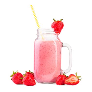 Beyaz bir arka plan üzerinde izole çilek ile pembe milkshake dolu sapı ve sarı saman ile büyük bir mason kavanoz. Sulu ve taze kırmızı çilek pembe içecekler bir bardak.