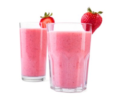 Olgun çilek ve taze süt taze smoothie iki bardak üstüne bir berry ile, beyaz bir arka plan üzerinde izole. Taze, lezzetli ve tatlı smoothie dolu bir bardak.