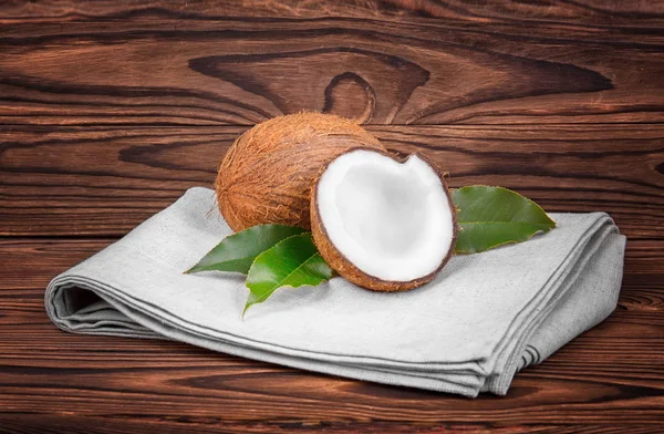 Kokosy na ciemnym tle drewnianych. Kokosowe świeże produkty. Pożywne kokosowa na szarej tkaninie. Egzotyczne witamin. — Zdjęcie stockowe