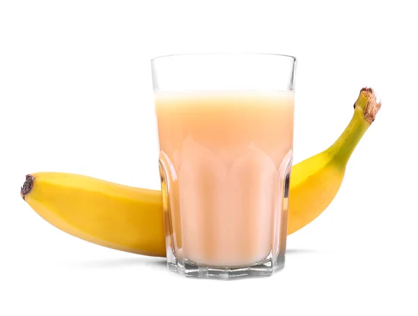 A transpatent flass szerves banán lé, elszigetelt fehér background. Frissítő banán koktél. Trópusi gyümölcs fogalma. — Stock Fotó