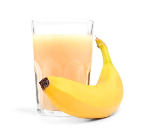 Pohár friss banán lé, elszigetelt fehér background. Nyári ital, banán. Trópusi gyümölcs fogalmát. Friss, ízletes banán turmix kristályos pohárba. — Stock Fotó