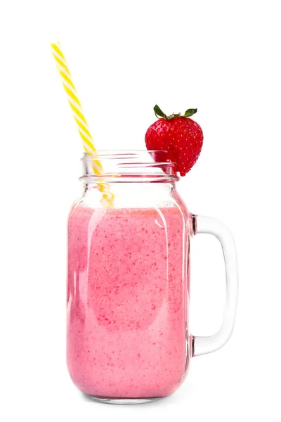 Ein riesiges Einmachglas mit rosa Getränk mit gelbem Stroh und einer kleinen Erdbeere darauf, isoliert auf weißem Hintergrund. Sommermilchshakes. — Stockfoto