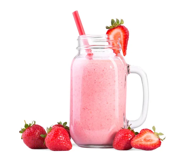 Erdbeermilch, isoliert auf weißem Hintergrund. ein transparentes Glas voll Erdbeer-Smoothie mit leuchtend rotem Stroh. Sommer, erfrischender Cocktail aus Milch und Erdbeeren. — Stockfoto