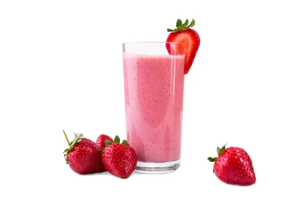 Bebida de verão. Smoothie de morango em um copo transparente com uma pequena baga em um topo dele e morangos frescos em volta, isolados em um fundo branco . — Fotografia de Stock