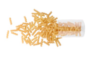 Beyaz bir arka plan üzerinde izole ham spiral şekilli makarna şeffaf bir cam. Lezzetli buğday yemekleri. Vejetaryen malzemeler. 