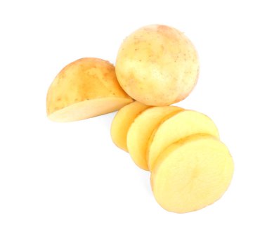 Beyaz bir arka plan üzerinde izole dilimlenmiş patates. Patates cipsi pişiriyorum. Vegan diyetler için Malzemeler. Lezzetli ev yapımı yemekler.