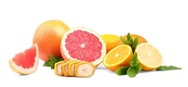 Frutos picados aislados sobre el fondo blanco. Pomelo colorido, limón, naranjas. Las hojas frescas de menta y los trozos del plátano . — Foto de Stock