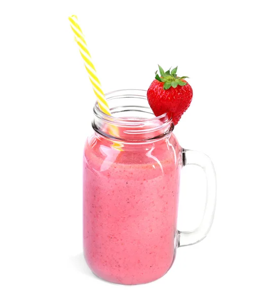 Un délicieux cocktail rose isolé sur fond blanc. Un bocal de maçon avec une fraise fraîche. Yaourt protéiné pour le petit déjeuner . — Photo