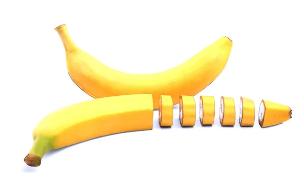 白い背景の上に隔離されたバナナのペア。トロピカルバナナを完璧なスライスにカット。おいしいオーガニックスナック. — ストック写真