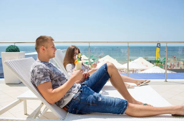 Una coppia bella, giovane e amorevole che si gode le vacanze estive insieme in hotel di lusso e costosi vicino al mare. Ricreazione di coppia giovane vicino a un mare . — Foto Stock