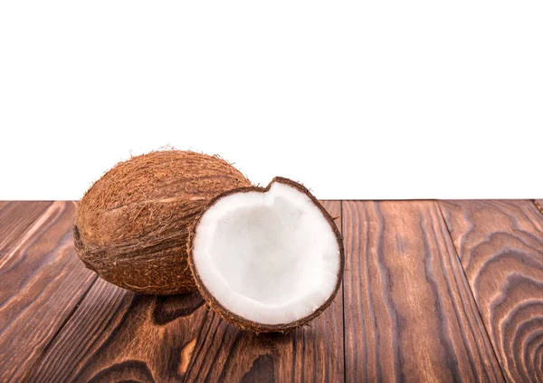 흰색 배경에 고립 된 두 개의 크고 신선한 코코넛. 하와이 코코넛. 신선도, 자연, 여름 컨셉. — 스톡 사진