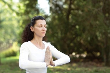 Yoga yaparken atletik ve yetişkin kadın uygulama - bir kavramı sağlıklı yaşam ve doğal denge beden ve ruhsal gelişimi arasında. Güzel sportif yogini kadın uygulamaları yoga asana namaste ile uygun.