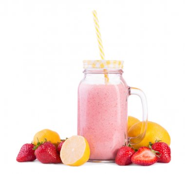 Yaz, içki tatlı çilek ve beyaz bir arka plan üzerinde izole bir mason kavanoza olgun limon yenileniyor. Sulu, taze, organik meyve yüzlü.