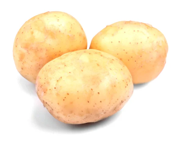 Γκρο πλαν, ώριμα, ωμά, φρέσκα και φυσικά πατάτες από καταπράσινο κήπο, απομονώνονται σε λευκό φόντο. Τρεις ολόκληρο, καθαρό και βιολογικά πατάτες. — Φωτογραφία Αρχείου