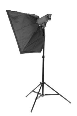 Büyük siyah şerit softbox beyaz bir arka plan üzerinde izole bir metal stand. Fotoğraf stüdyo ekipmanları.
