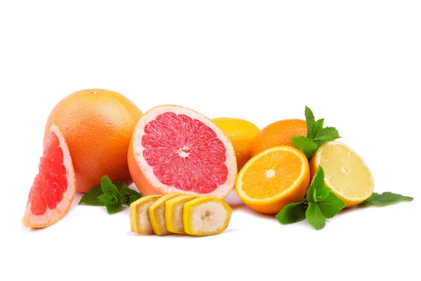 Un grupo de limones frescos, orgánicos, tropicales, pomelos, naranjas con hojas verdes. El concepto de alimentación saludable y dieta. Cítricos mixtos . — Foto de Stock