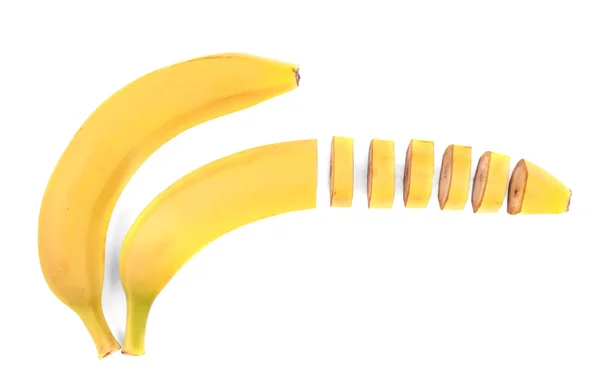 Celku a na polovinu banánů nakrájené do kulaté kousky, izolované na bílém pozadí. Tropické ovoce plné výživných vitaminů. Vegan ovoce. — Stock fotografie