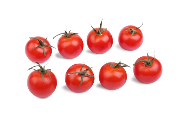 Tomates rojos frescos y brillantes, aislados sobre un fondo blanco. Conjunto de tomates ecológicos. Vegetales para el desayuno vegetariano . — Foto de Stock