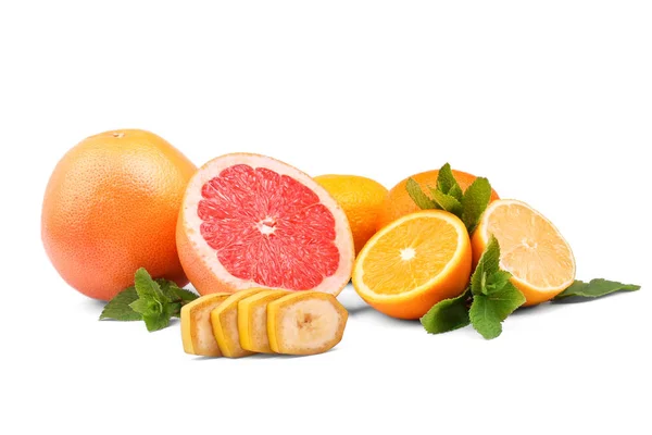 Cítricos tropicales, orgánicos, frescos. Naranjas maduras, pomelos frescos y jugosos limón y rodajas de plátano con hojas de cítricos verdes, aisladas sobre un fondo blanco . — Foto de Stock