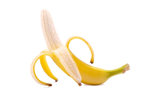 Наполовину очищенный банан, изолированный на белом фоне. Открой банан. Сладкие фрукты из бананов. Витамины. Вегетарианская закуска . — стоковое фото