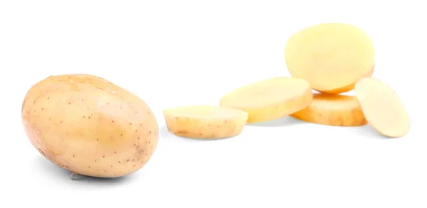 Άψητα ολόκληρα και κομμένα σε φέτες πατάτες, απομονώνονται σε λευκό φόντο. Βιολογικά και υγιεινά λαχανικά ρουστίκ. Φρέσκο, ακατέργαστο, βιολογική έννοια. — Φωτογραφία Αρχείου