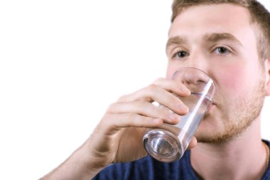 İlaç içme hastalıklı bir adam. Beyaz bir arka plan üzerinde izole bir adam içme suyu. İlaç antidepresanlar alarak. 