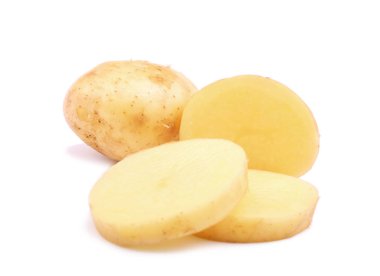 Beyaz arka plan üzerinde izole ham patates. Parlak patates kökleri. Hasat mevsimi. Vegan yemek için organik maddeler.