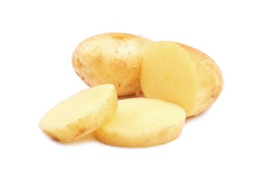 Patates mükemmel dilimler halinde kesip. Beyaz bir arka plan üzerinde izole patates yumrular. Bütün soyulmuş patates. Sonbahar sebze. 