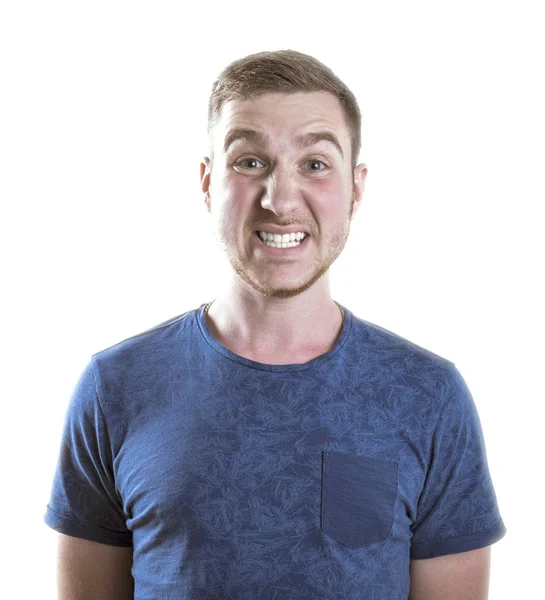 Beyaz arka plan üzerinde izole kızgın bir adam. Stresli bir genç adam. Protesto bir öğrenci. Mavi gömlekli hayal kırıklığına uğramış bir adam.