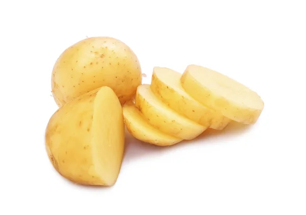 Φρέσκες πατάτες απομονωμένη πάνω από το λευκό φόντο. Φέτες πατάτας γύρο. Χορτοφαγικό τρόπο ζωής. Προετοιμασία για θρεπτικά γεύματα. — Φωτογραφία Αρχείου