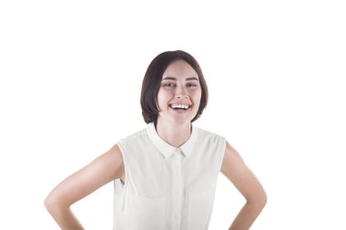 Beyaz bir arka plan üzerinde izole kısa koyu kahverengi saçlı, güzel bir gülümseyen kız. Şık giysileriyle çekici genç bir kadın mutlu görünüyor. 