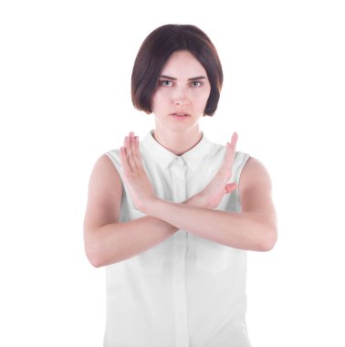 Protesto kavramı. Beyaz arka plan üzerinde izole kızgın bir kadın ayakta. Hayal kırıklığına ve kararlı bir genç esmer kadın. 