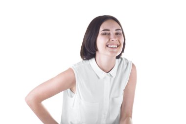 Beyaz bir arka plan üzerinde izole güzel ve neşeli bir kadın gülüyor. Bir emin esmer kadın rahat bir bluz. Mutluluk kavramı.