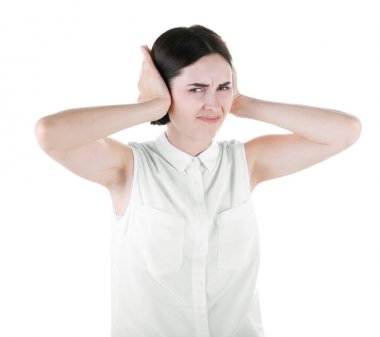 Beyaz arka plan üzerinde izole bir esmer kadın. Kulaklarını kapatma bıkkın bir kız. Hayal kırıklığına uğramış genç bir kadın. 