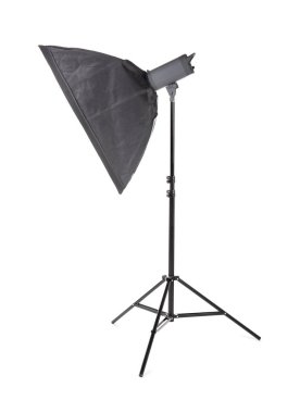 Stüdyo yumuşak-kutusu, flash izole beyaz bir arka plan üzerinde. Fotoğraf stüdyo ekipmanları. Siyah stripsoft kutusu. 