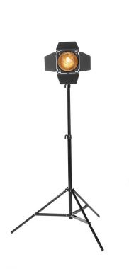 Işık fotoğraf ekipmanı nokta. Stüdyo aydınlatma beyaz bir arka plan üzerinde izole bir tripod stand.