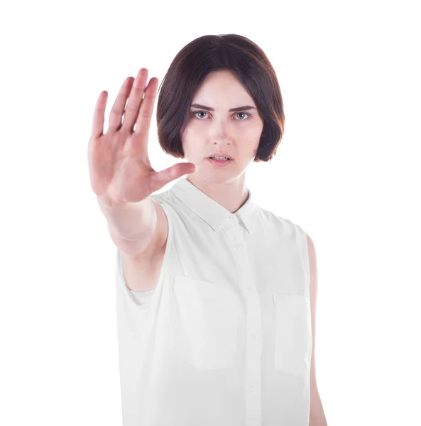 Una hermosa joven está haciendo un gesto de alto con su mano derecha, aislada sobre un fondo blanco. Concepto de protesta. Una joven mujer enojada mostrando mano de parada . — Foto de Stock