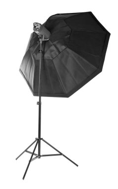 Profesyonel stüdyo octobox, beyaz bir arka plan üzerinde izole. Stüdyo aydınlatma. Uzun ve siyah octobox. Stüdyo Ekipmanları.