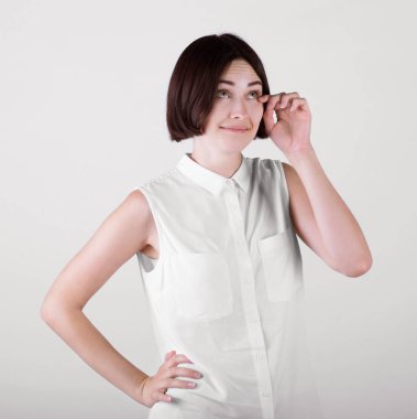 Beyaz arka plan üzerinde izole bir endişe erkek. Sonra ağlamaya gülümseyen güzel bir kız. Bir çekici esmer Bayan. 