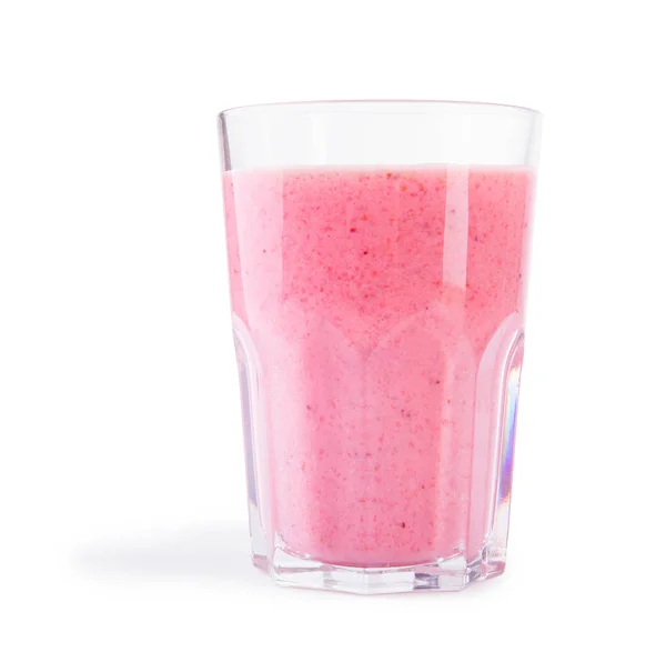 Склянка, наповнена смачною рожевою полуничною смужкою. Полуничний йогурт ізольований на білому тлі. Літні десерти . — стокове фото