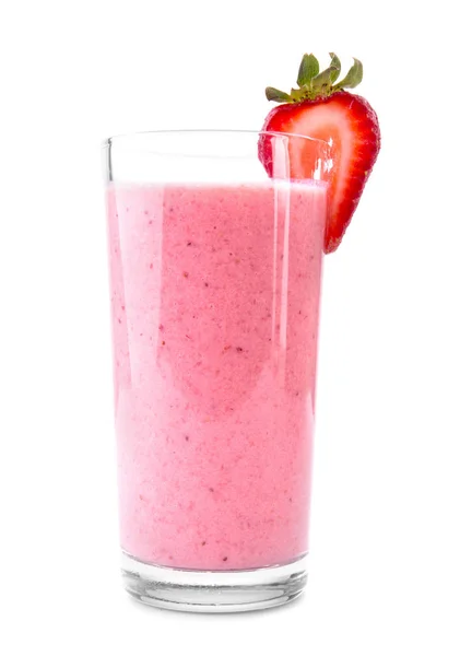 Un grand verre rempli d'un doux cocktail rose. milkshake crémeux isolé sur un fond blanc. Un verre avec une demi-baie . — Photo