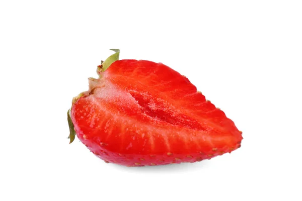 Une délicieuse fraise coupée en deux. Une fraise isolée sur fond blanc. Des ingrédients d'été. Salades de fruits bio . — Photo