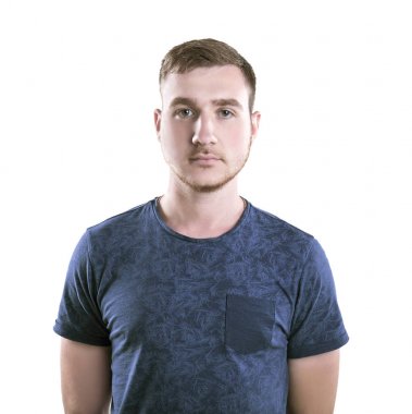 Beyaz bir arka plan üzerinde izole bir barışçıl erkek. Rahat bir yakın çekim bir erkekte pamuk t-shirt. Bir kıl ile modern bir öğrenci.