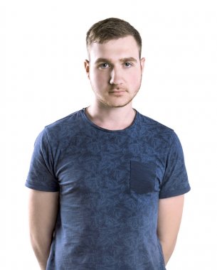 Beyaz bir arka plan üzerinde izole bir öğrenci. Bir koyu mavi t-shirt poz genç bir adam. Tarafsız bir ifade ile güçlü bir adam. 
