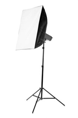 Beyaz bir arka plan üzerinde izole parlak bir softbox. Profesyonel stüdyo ekipmanları. Fotoğraf teknolojisi. Yüksek çözünürlük.