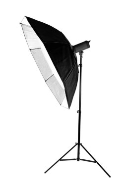 Profesyonel octobox beyaz bir arka plan üzerinde izole. Profesyonel fotoğrafçılık için stüdyo yıldırım. Bir tripod üzerinde yeni bir octobox.