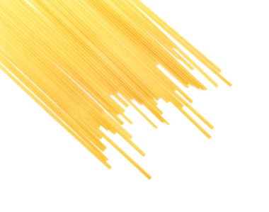 Beyaz bir arka plan üzerinde izole hafif sarı erişte. Kırpma yolu kuru spagetti. Geleneksel Akdeniz mutfağı. 