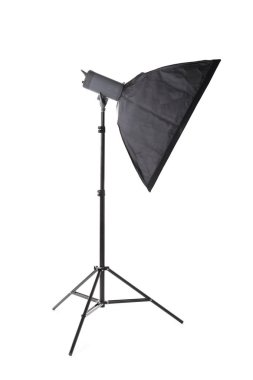 Beyaz bir arka plan üzerinde izole bir profesyonel softbox. Profesyonel fotoğrafçılık. Siyah stüdyo flaş softbox ile.