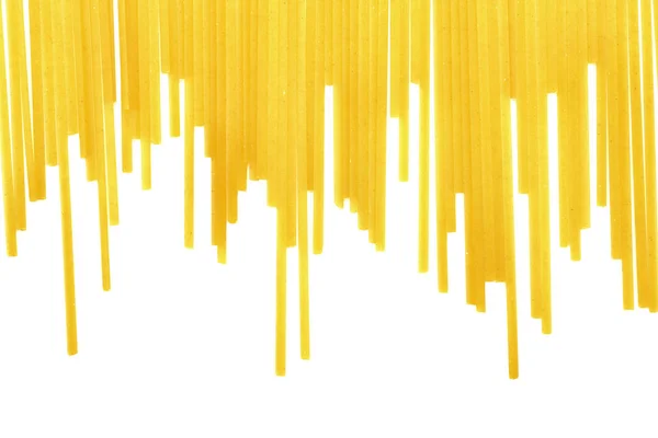 Maccheroni dorati isolati su fondo bianco. Spaghetti lunghi e crudi. Gustosi pasti a base di grano. Piatti nutrienti italiani . — Foto Stock
