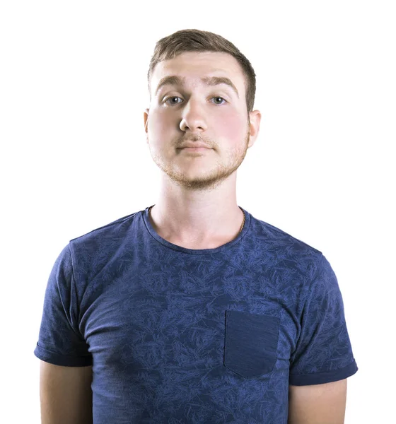 Um jovem de t-shirt azul isolado sobre o fundo branco. Um tipo confiante e sorridente com uma palha. Um empregado casual . — Fotografia de Stock